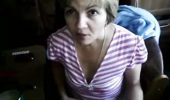 Зрелая женщина захлебывается, но продолжает сосать член