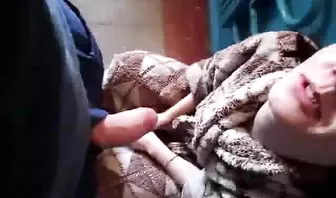 Русская женщина в халате сосет хуй любовника в подъезде