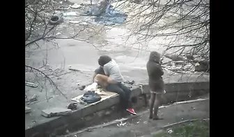 Тайком снимает на камеру секс студентов посреди улицы
