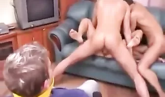 Два наглеца трахают девушку парня